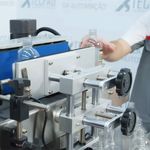 Rotuladora-Automatica-de-Frascos-Cilindricos---RBL80-Rotulando